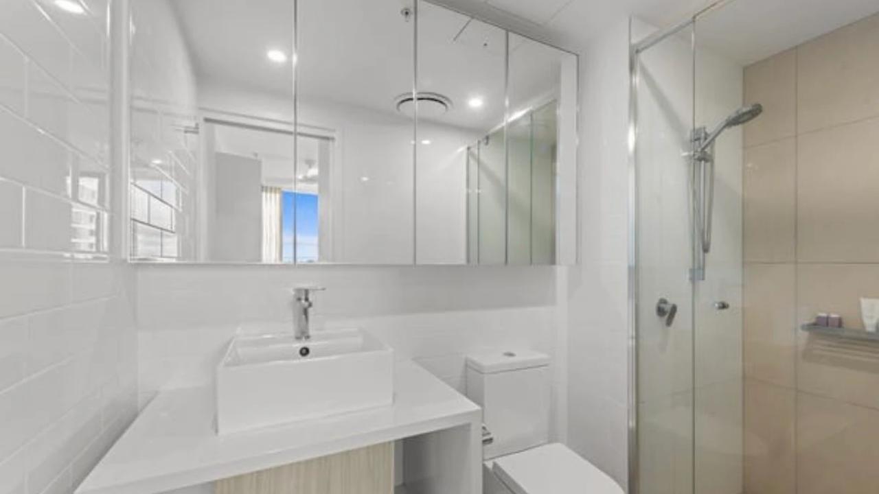 Unfurnished room with ensuite in a flatshare