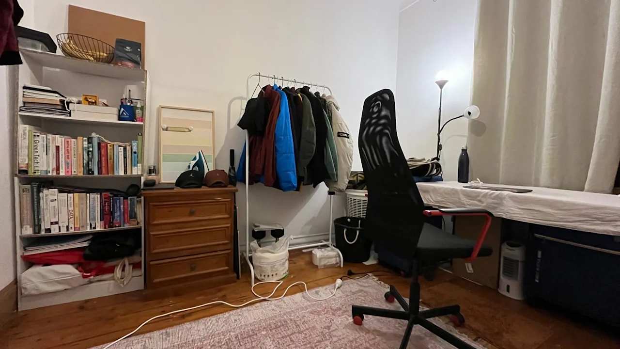 Furnished room in a share house
