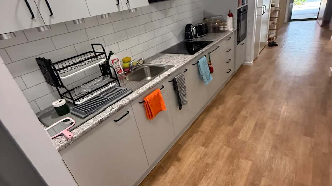 Room in a share house