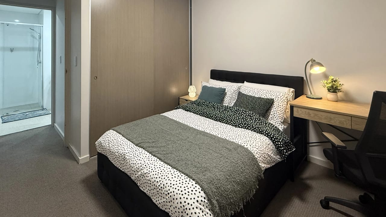 Furnished room with ensuite in a flatshare