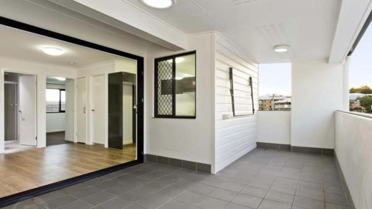 Unfurnished room with own bathroom