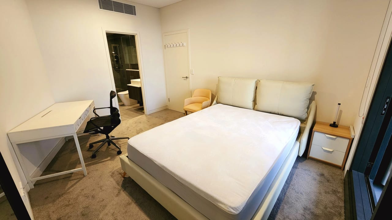 Furnished room with ensuite in a flatshare