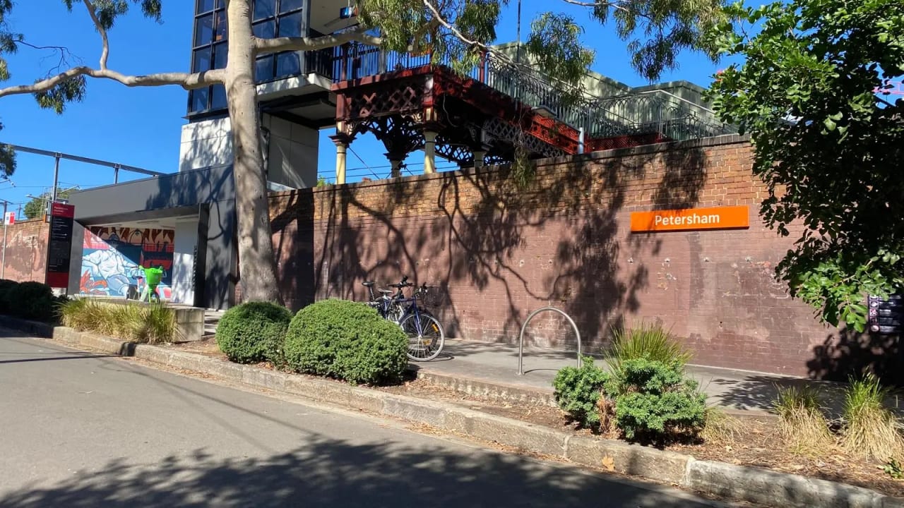 Unfurnished room studio flat for rent