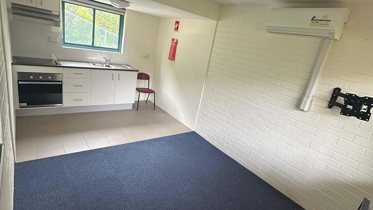 Unfurnished room studio flat for rent