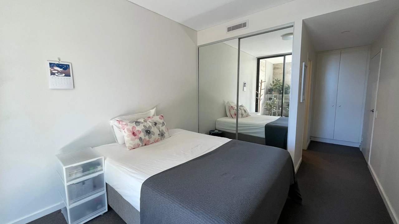 Unfurnished room with ensuite in a flatshare