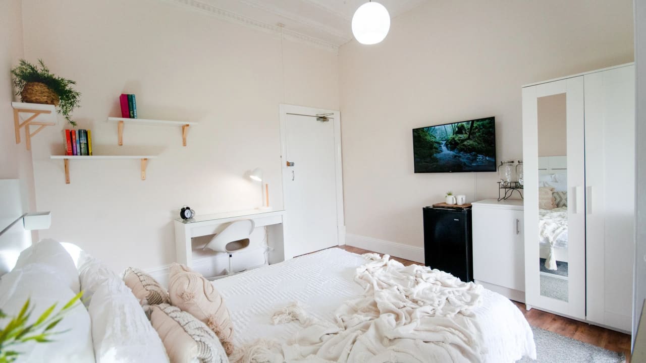 Furnished room in a share house