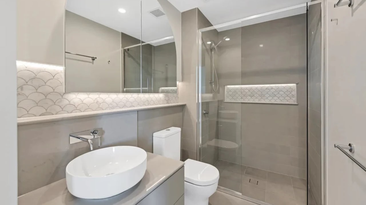 Furnished room with ensuite in a flatshare