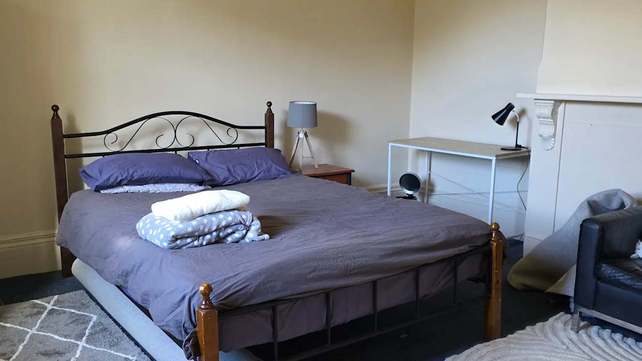 Furnished room in a share house