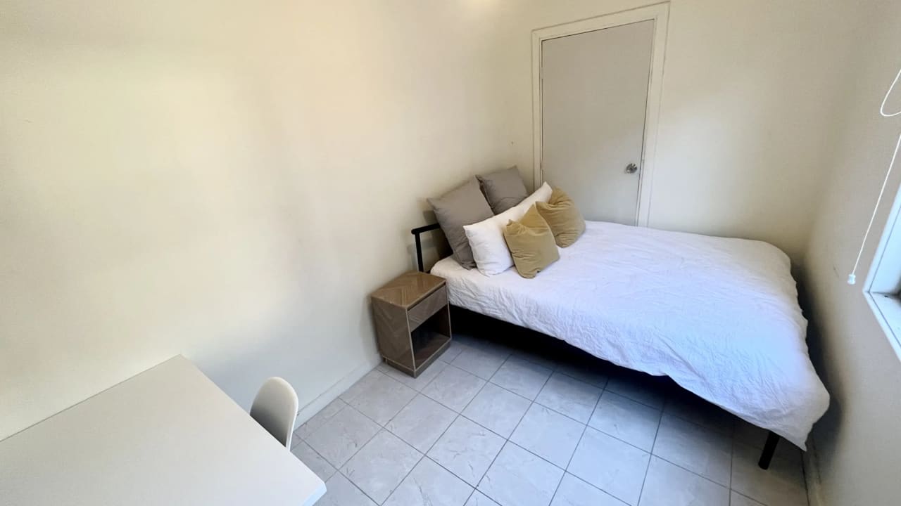 Room in a share house