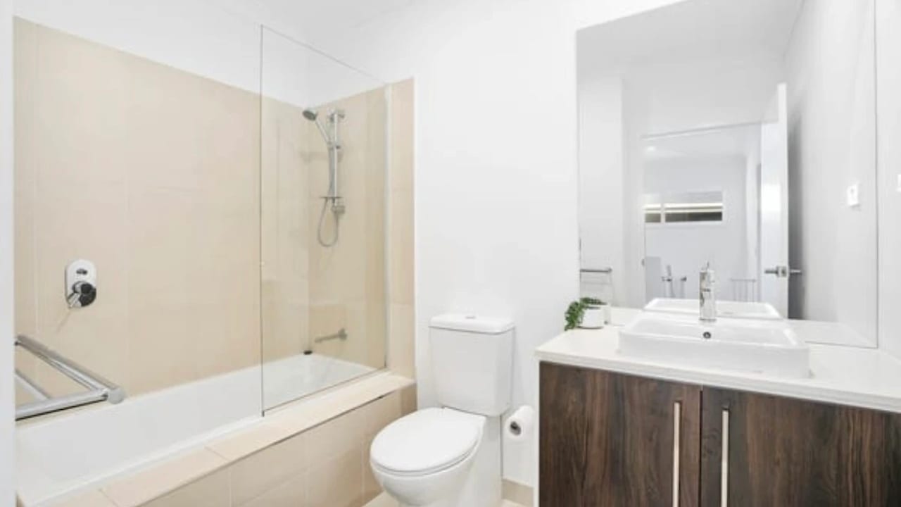 Unfurnished room in a flatshare