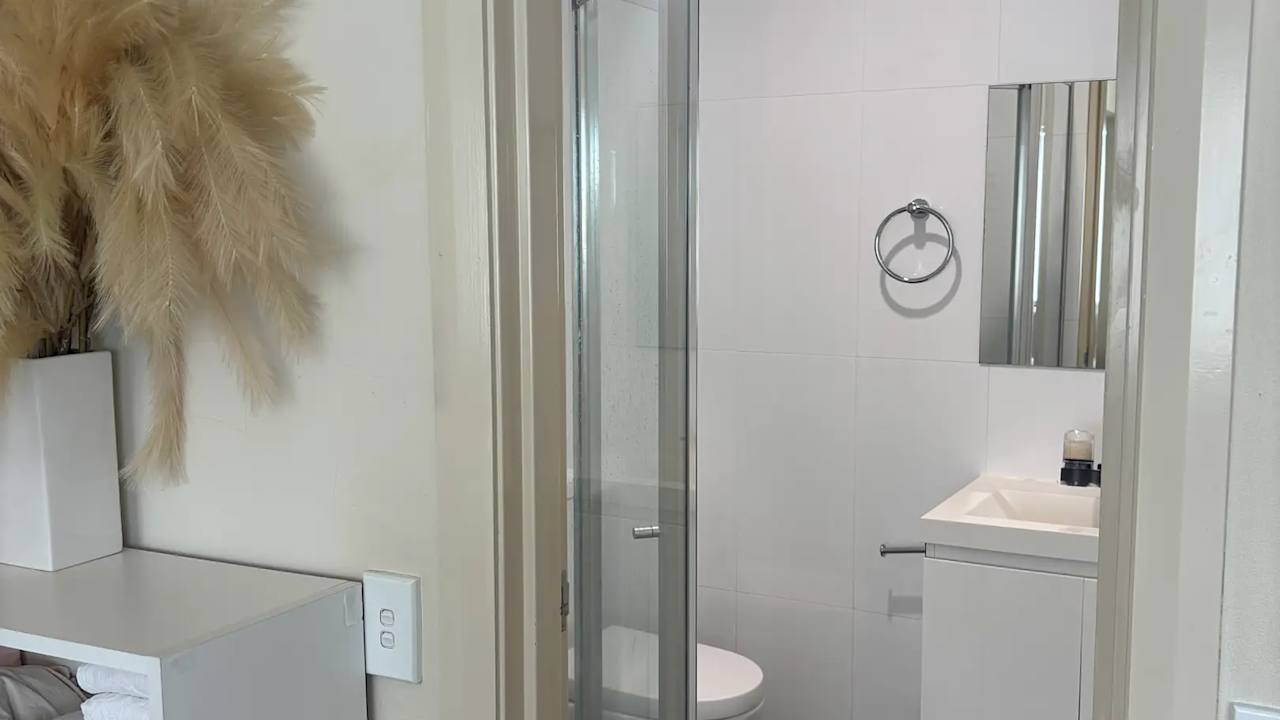 Furnished room with ensuite in a flatshare