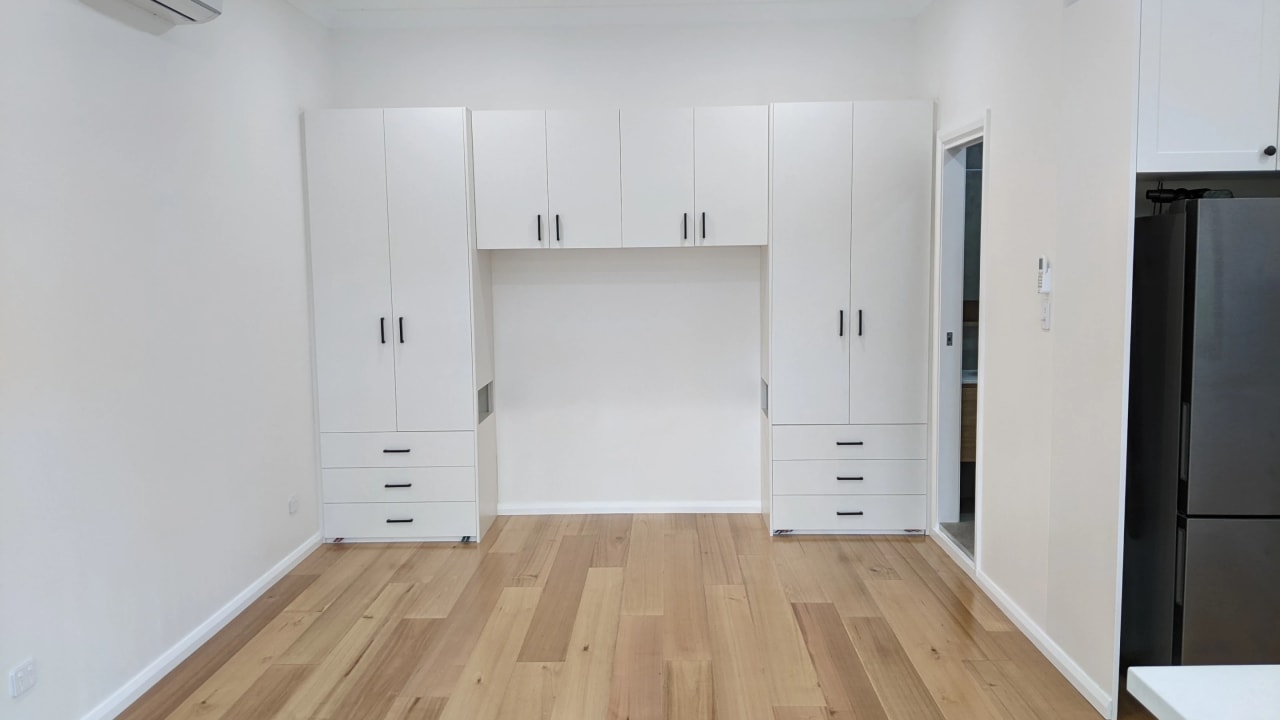 Unfurnished room studio flat for rent
