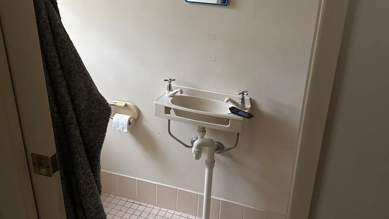 Unfurnished room with own bathroom