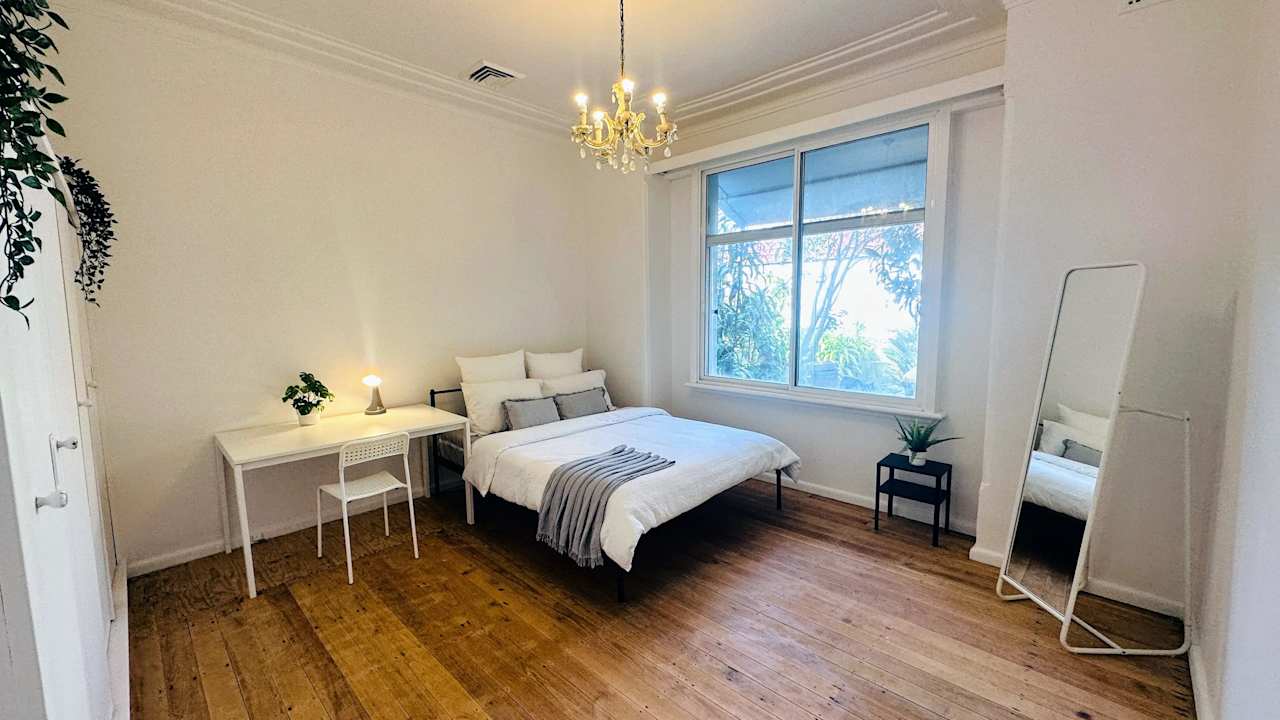 Furnished room in a flatshare