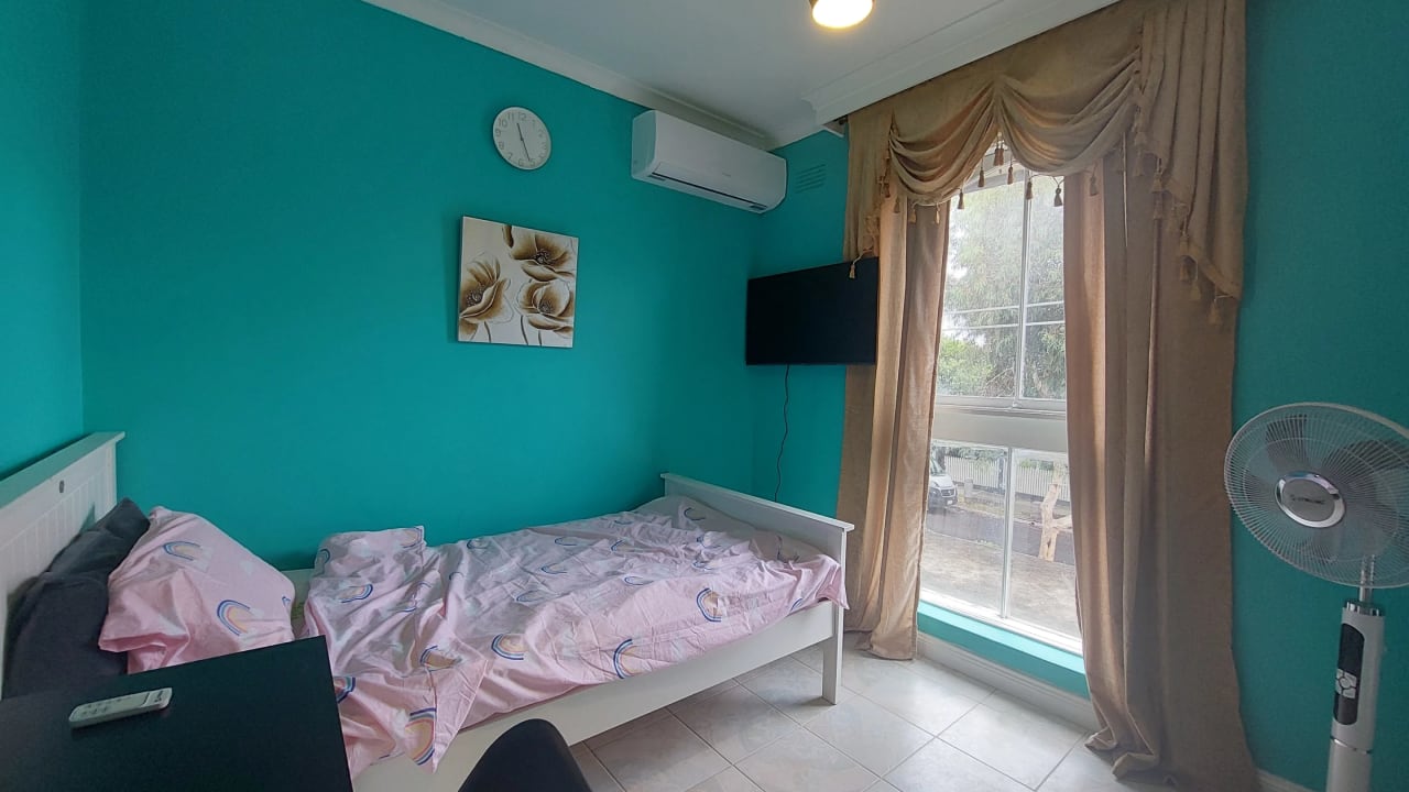Furnished room in a flatshare