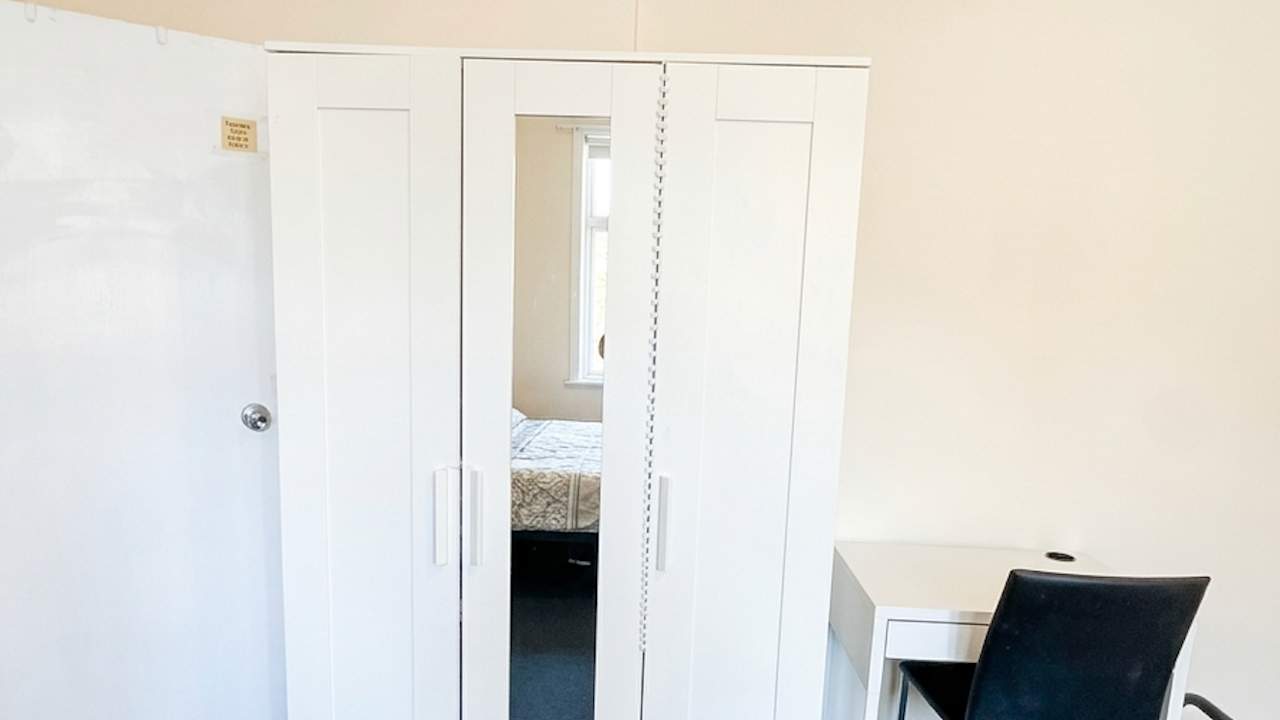 Furnished room in a flatshare