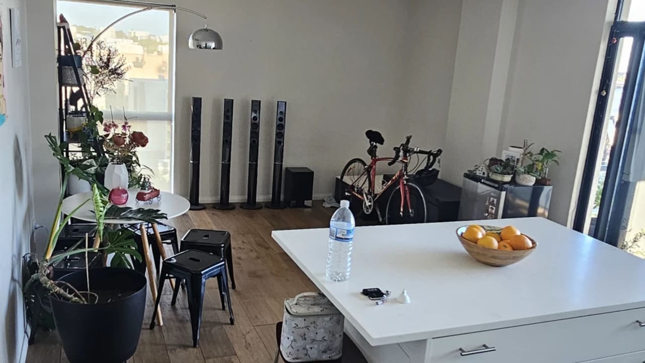 Furnished room in a flatshare