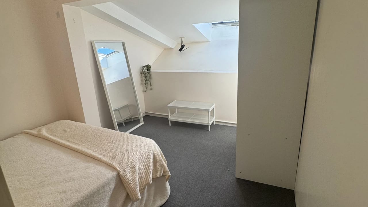 Furnished room in a flatshare