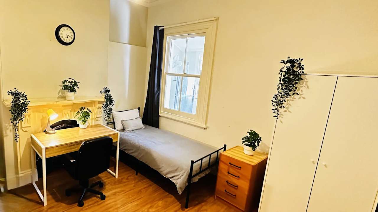 Furnished room in a flatshare