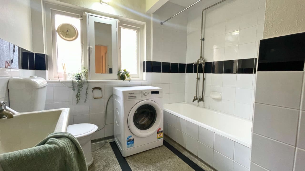 Furnished room in a flatshare