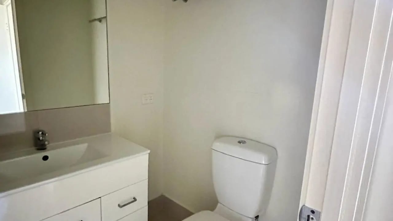 Furnished room with ensuite in a flatshare