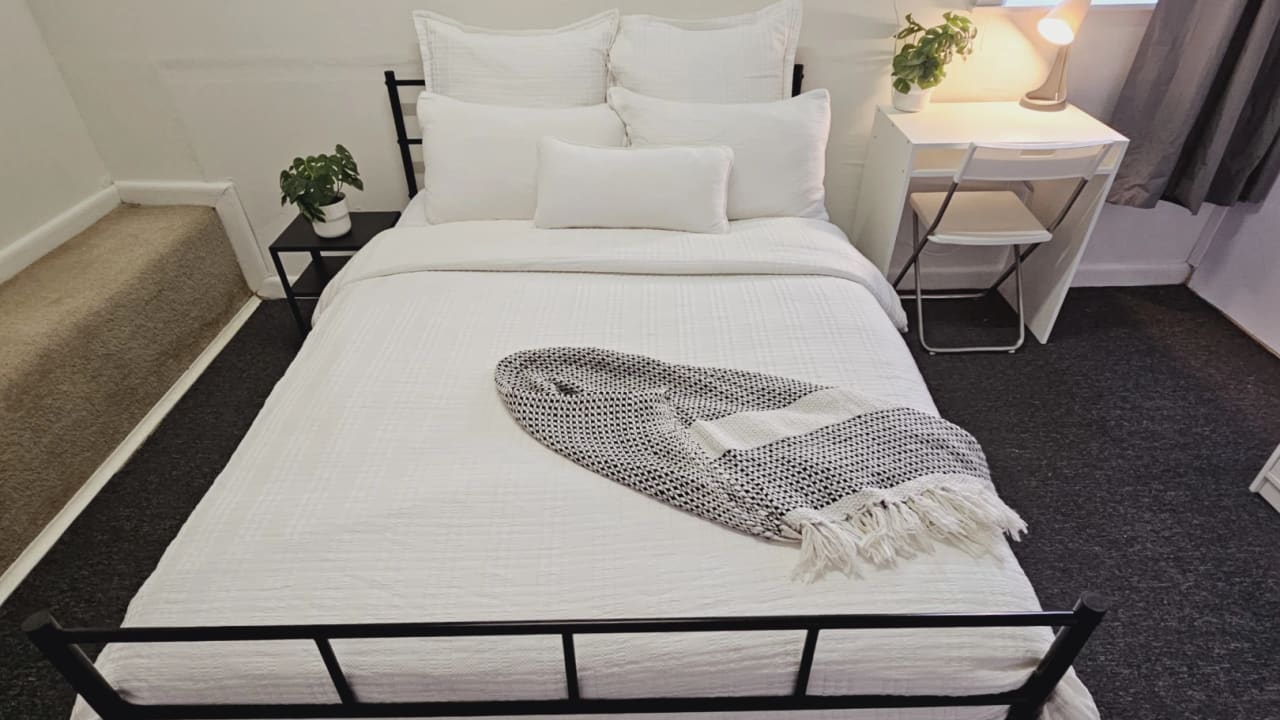 Furnished room in a flatshare
