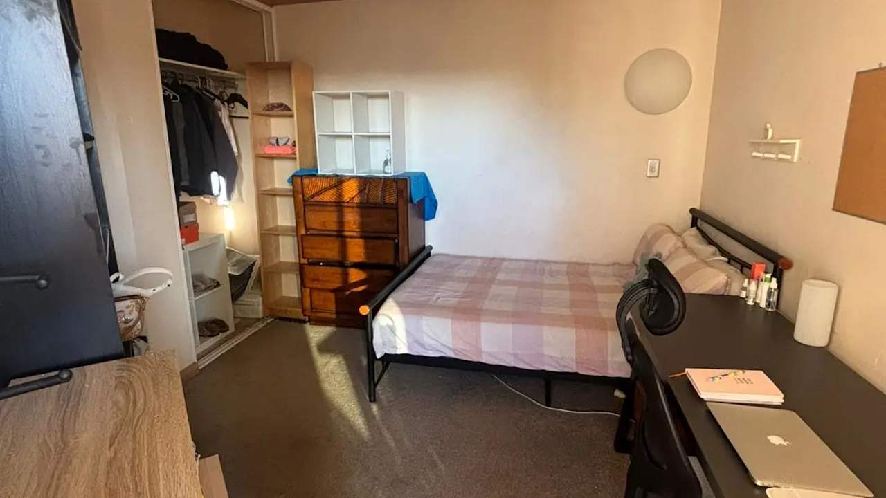 Furnished room in a share house