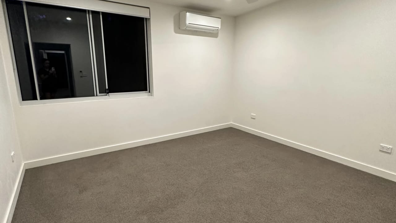 Unfurnished room with own bathroom