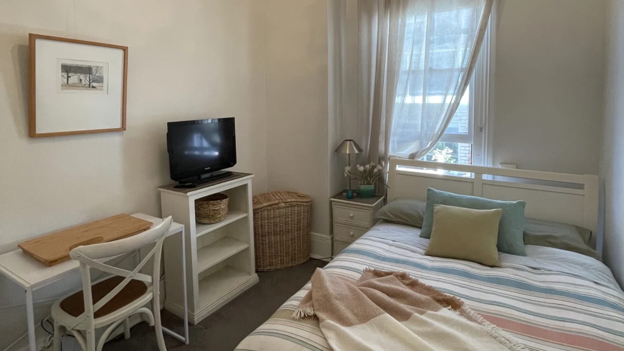 Furnished room in a flatshare