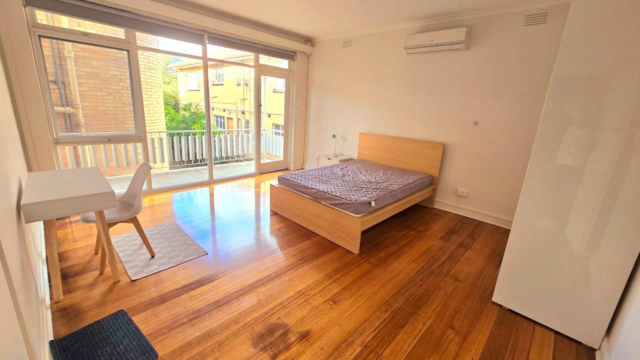 Furnished room in a flatshare