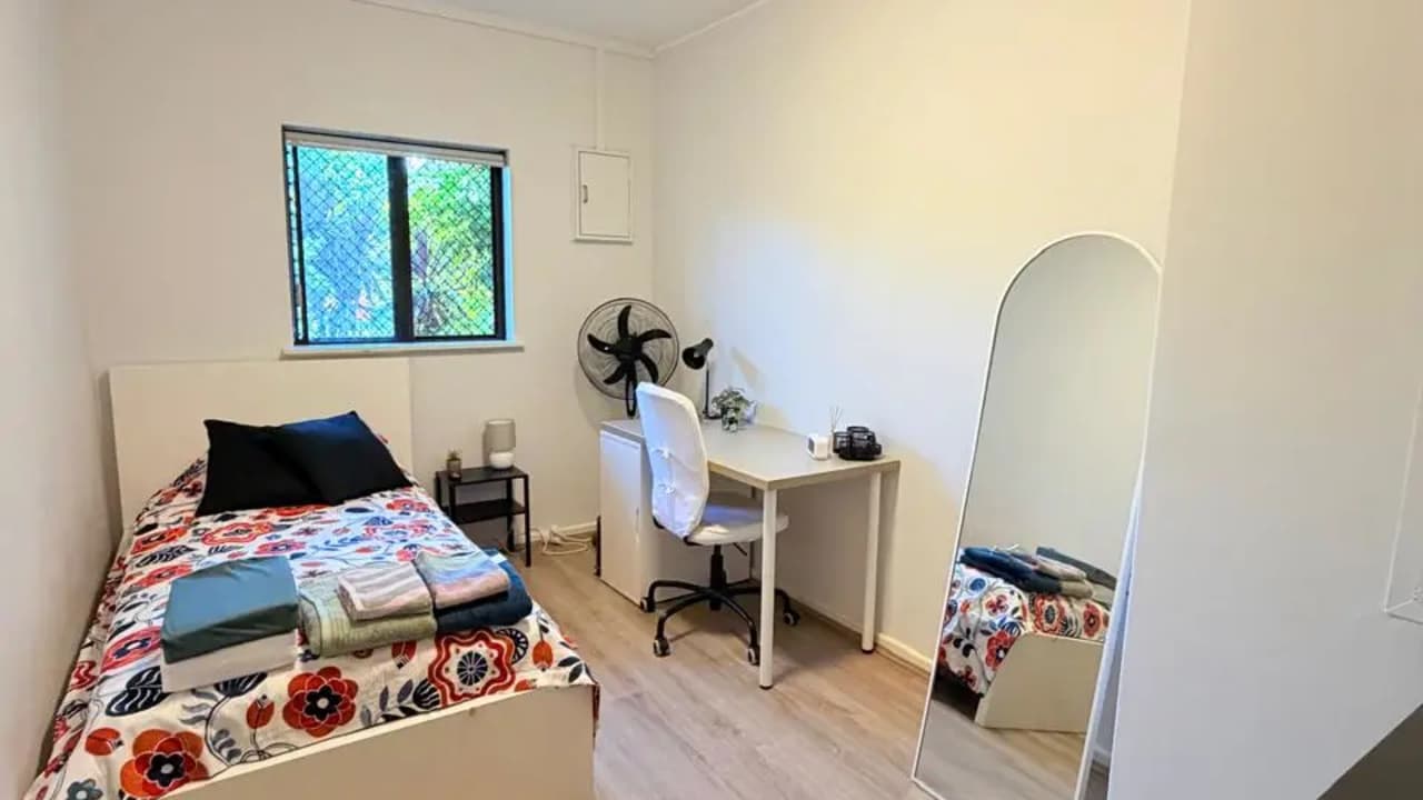 Furnished room in a flatshare