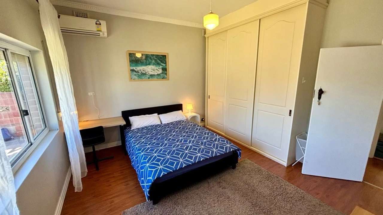 Room in a share house