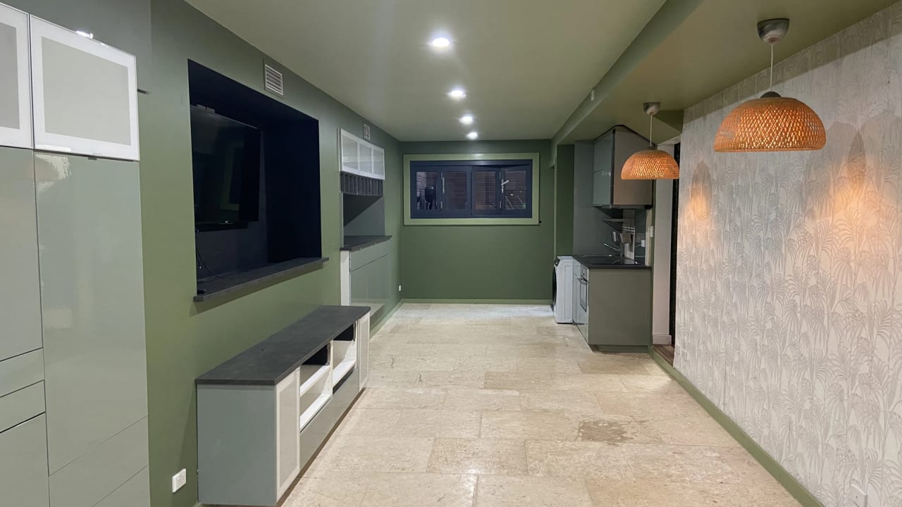 Unfurnished room studio flat for rent