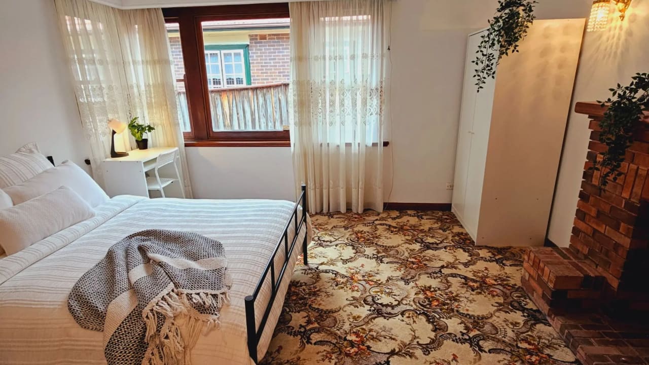 Furnished room in a flatshare