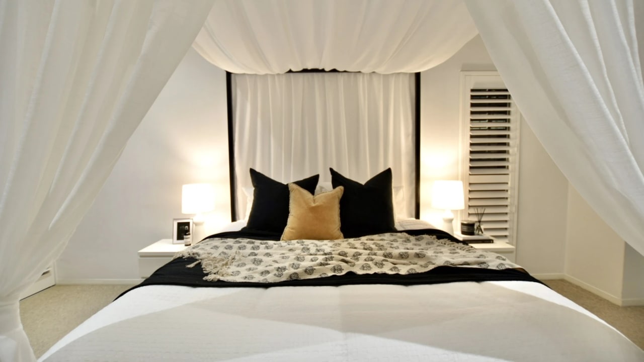 Furnished room with ensuite in a flatshare