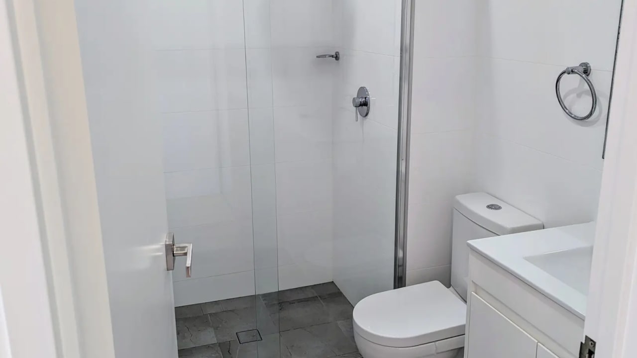 Furnished room with ensuite in a flatshare