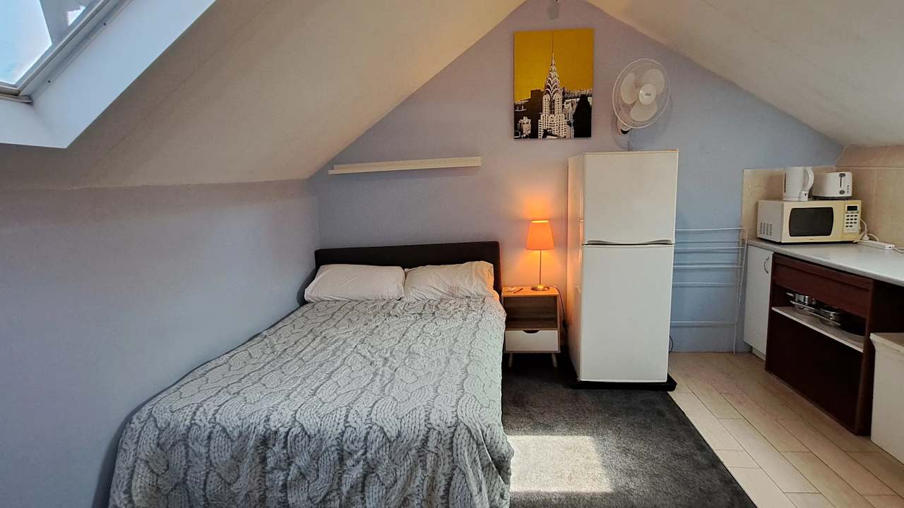 Furnished room in a share house