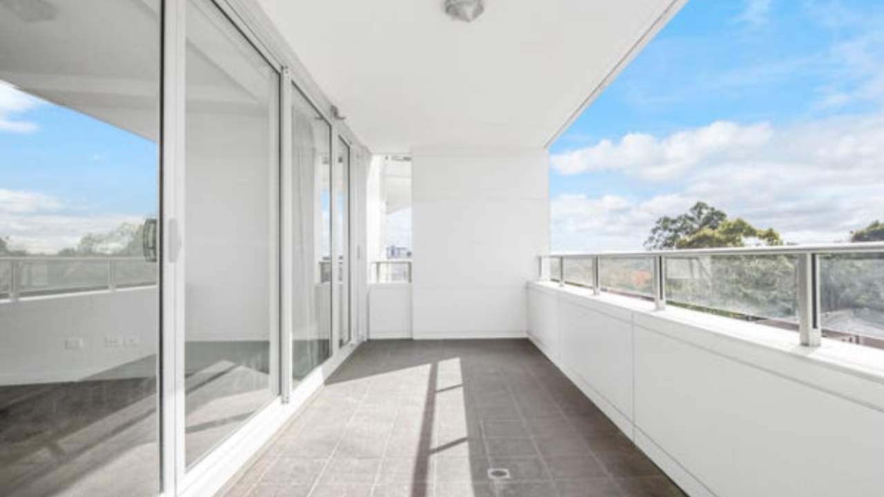 Unfurnished room with own bathroom