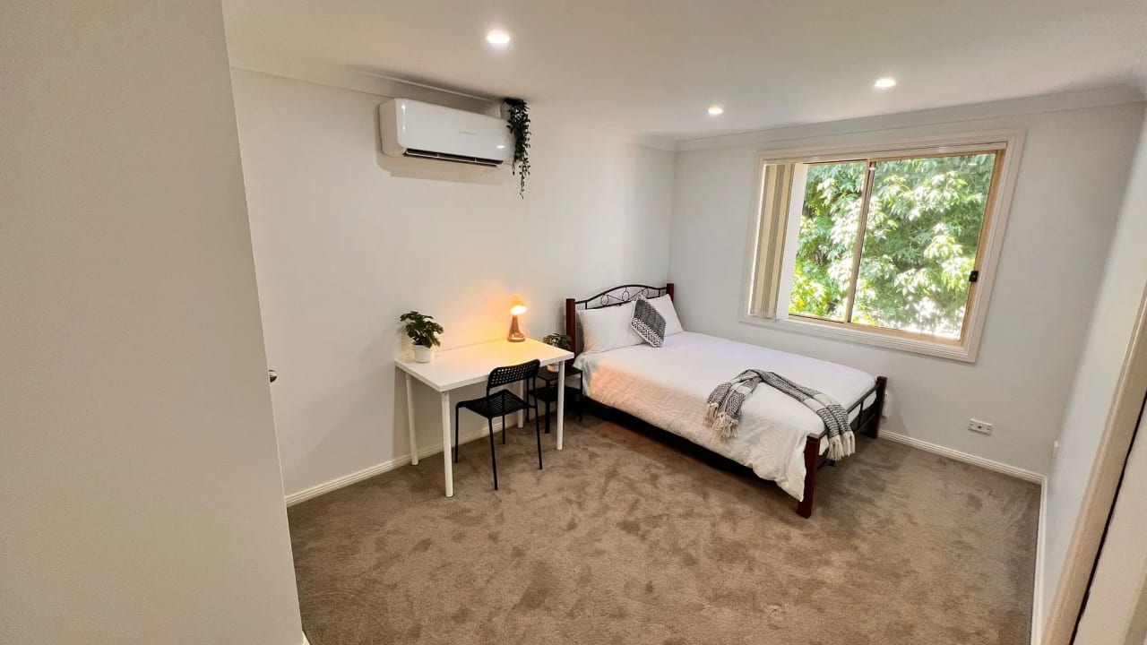 Furnished room in a flatshare