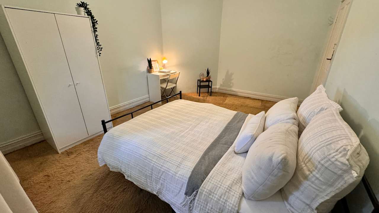 Furnished room in a flatshare