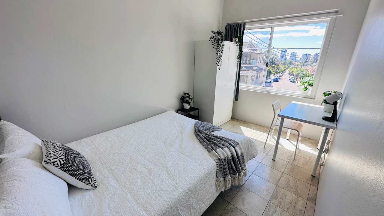 Furnished room with ensuite in a flatshare