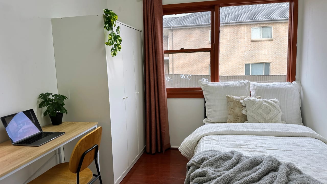 Furnished room in a flatshare