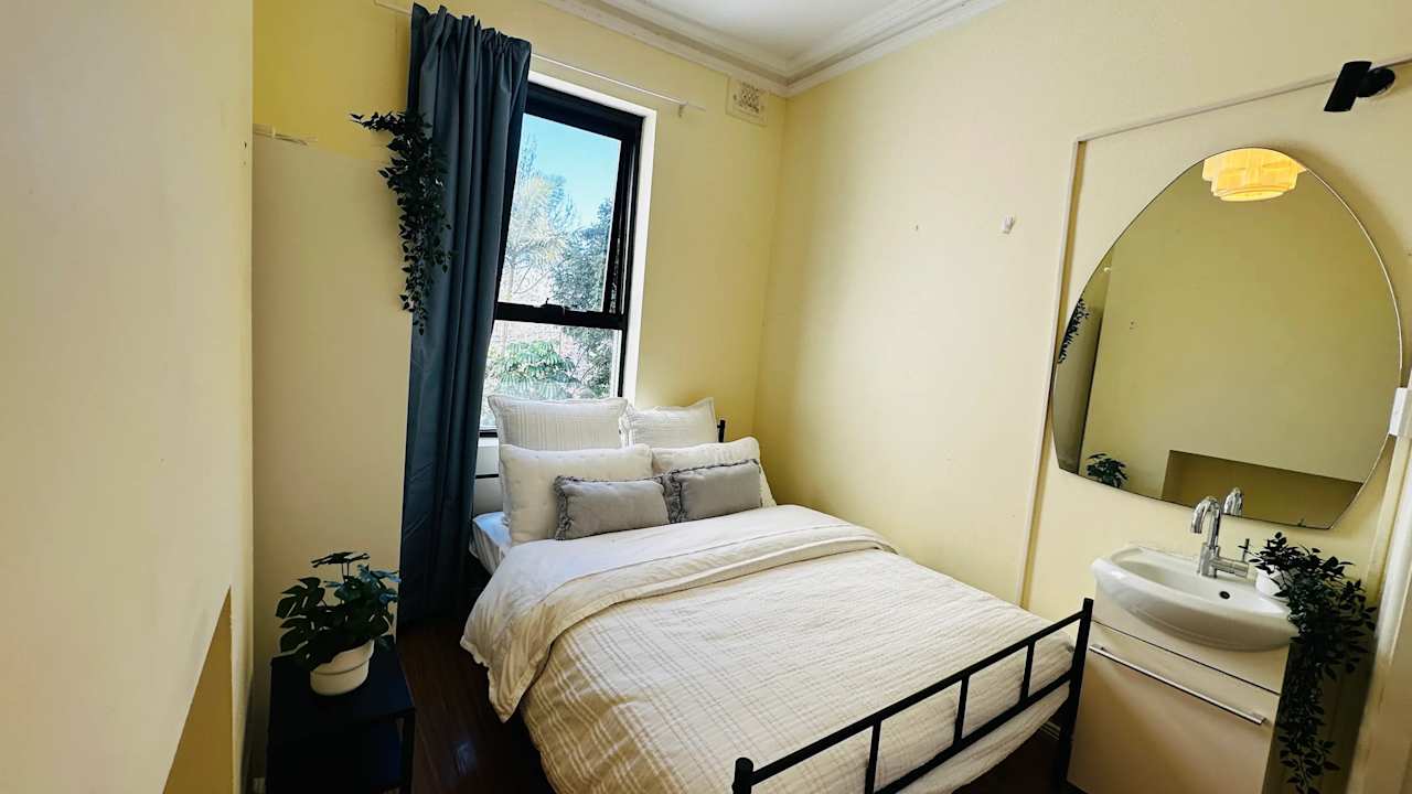 Furnished room in a flatshare