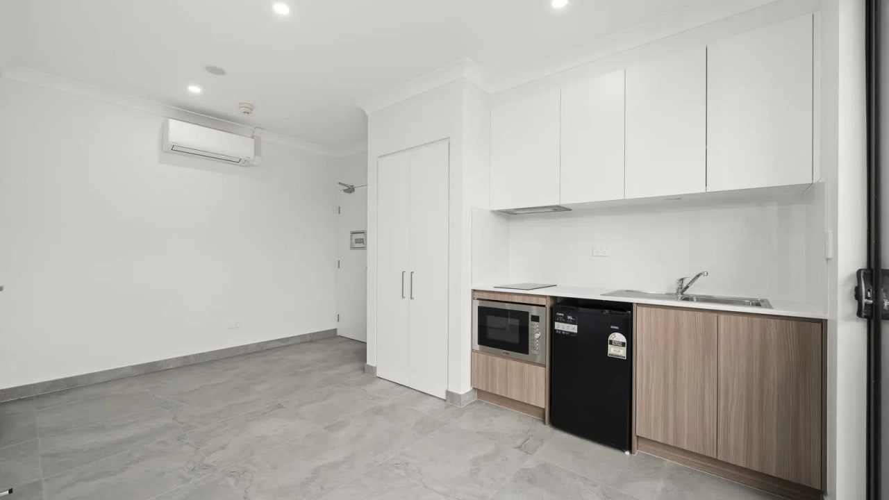 Unfurnished room studio flat for rent