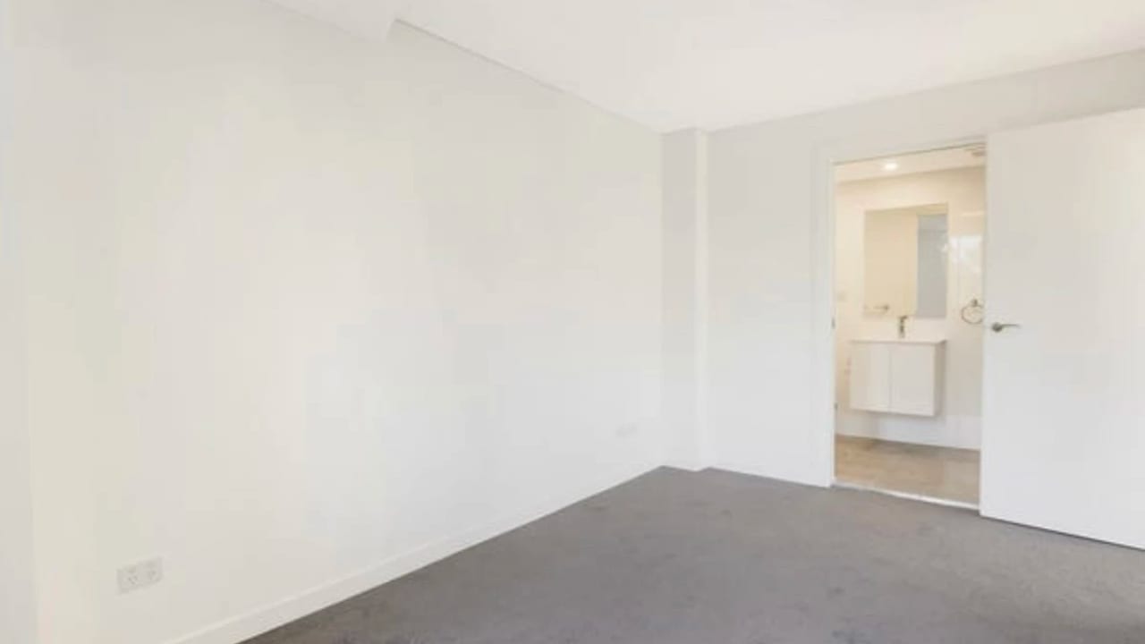 Unfurnished room with ensuite in a flatshare