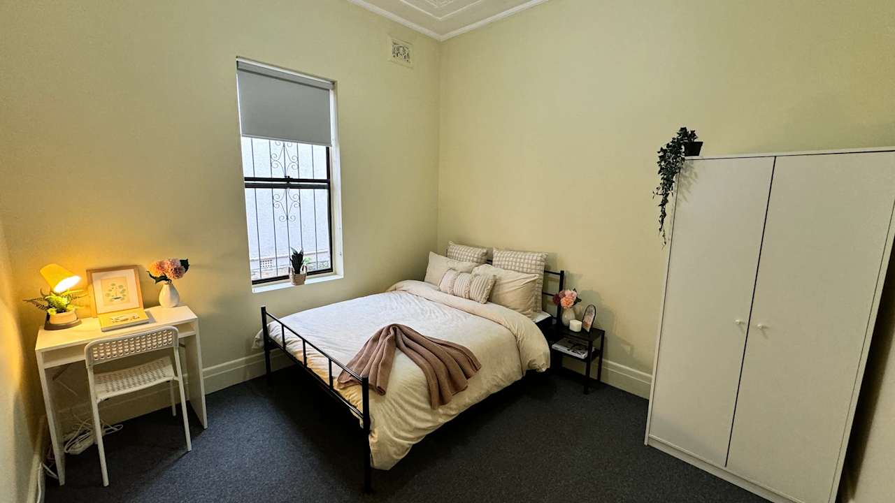 Furnished room in a flatshare