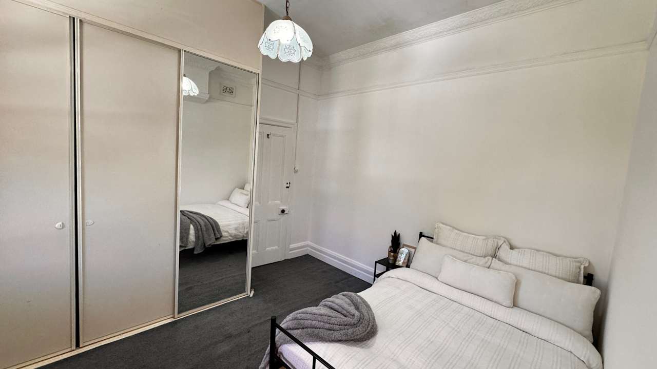 Furnished room in a flatshare