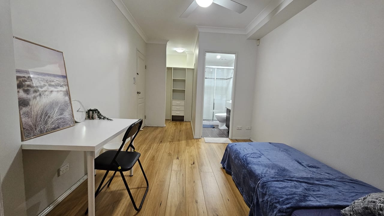 Furnished room with ensuite in a flatshare