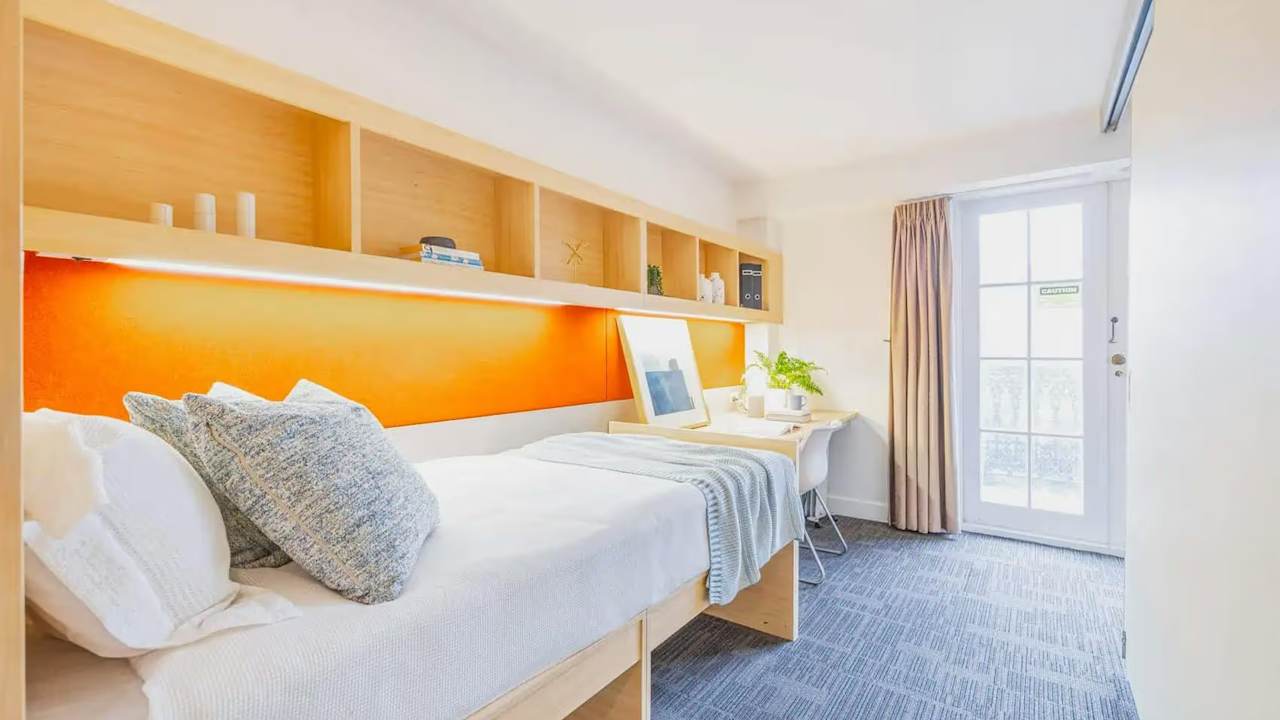 Furnished room in a flatshare