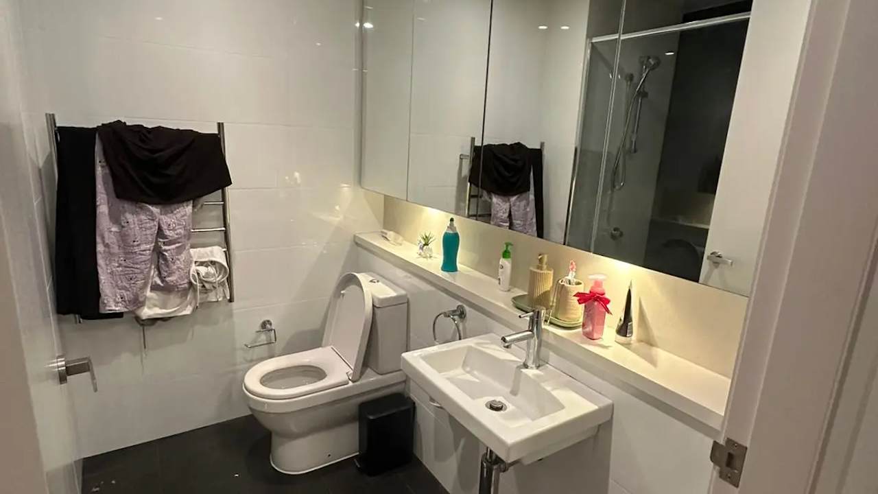 Furnished room with ensuite in a flatshare